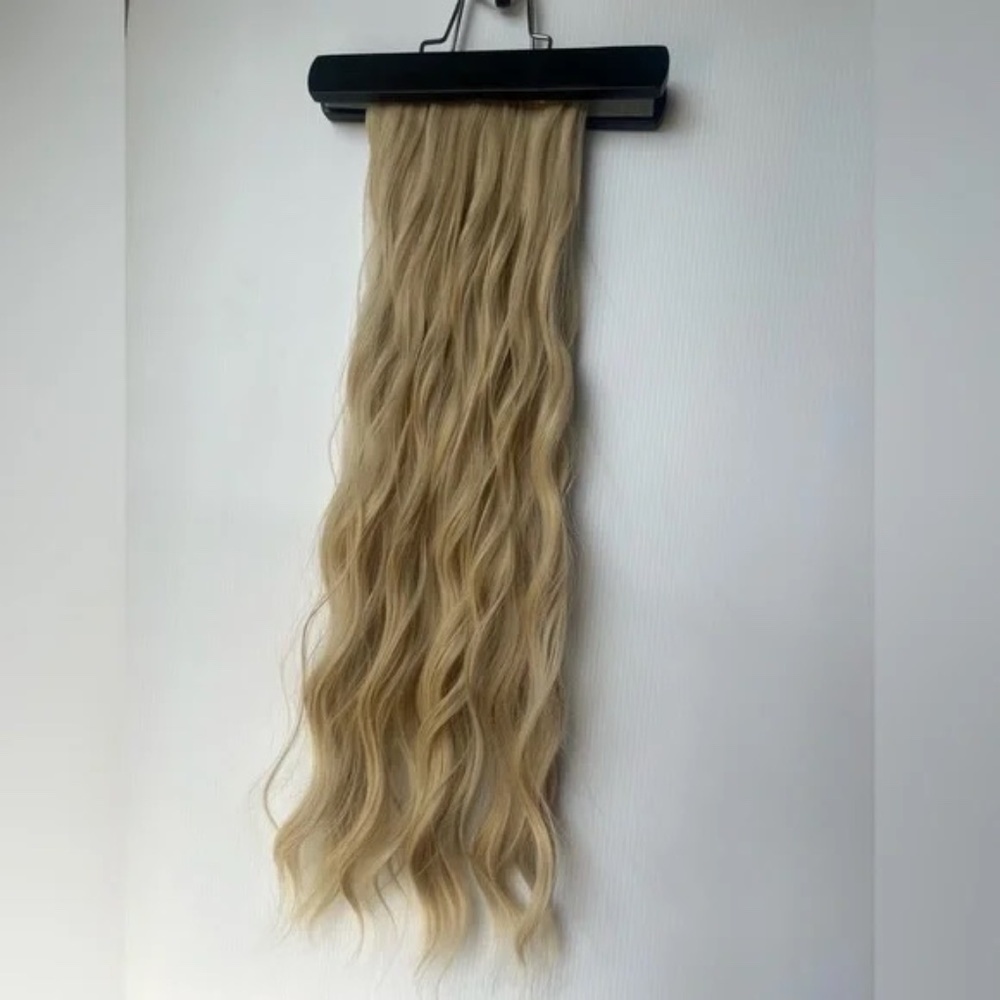 24 In Clip in light Ash Blonde Wavy Hair Extensions - Picture 6 of 6